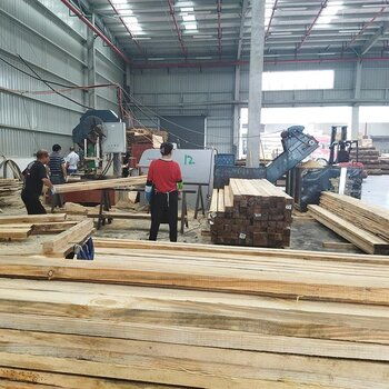 支模木方工厂四面整齐建筑木方质量规整工地使用效果佳